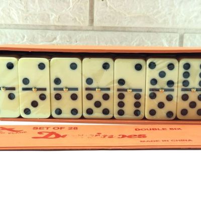 لعبة الدومينو بالحجم الكبير 