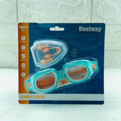 نظارة سباحة وسدادة 